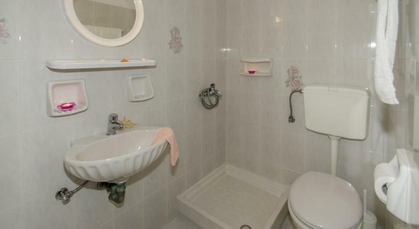 Andreas And Petrinela Rooms Triovasalos ภายนอก รูปภาพ