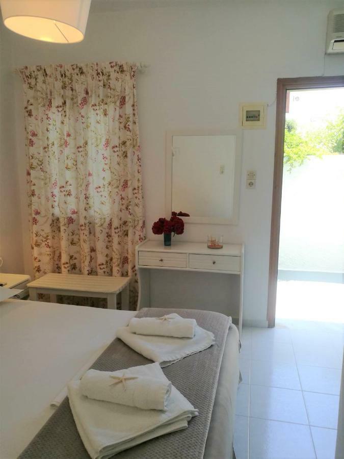 Andreas And Petrinela Rooms Triovasalos ภายนอก รูปภาพ