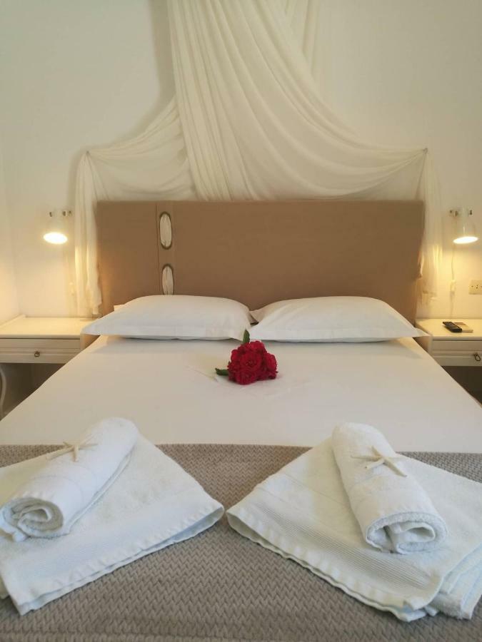 Andreas And Petrinela Rooms Triovasalos ภายนอก รูปภาพ